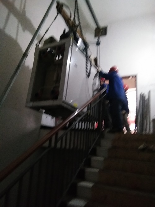 重庆腾跃有限公司楼层空调吊装